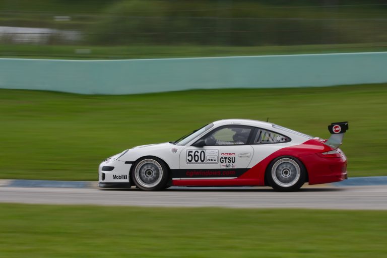 Un'auto da corsa Porsche ripresa in velocità su un circuito